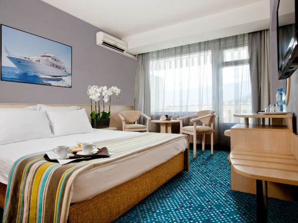Двухместный в корпусе YALTA INTOURIST (Стандарт с двуспальной кроватью) отеля Yalta Intourist (Ялта-Интурист) + Отель Green Park