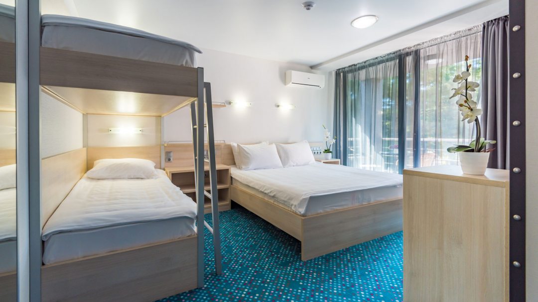 Трехместный в корпусе YALTA INTOURIST (Стандарт улучшенный с двуспальной и двухъярусной кроватями) отеля Ялта Интурист - Отель Yalta Intourist Green Park