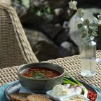 Доставка еды и напитков в номер, Отель Гуамка