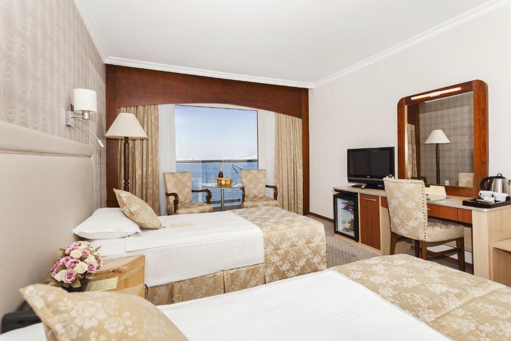 Двухместный (Двухместный номер с 1 кроватью или 2 отдельными кроватями и видом на море) отеля Izmir Palas, Измир