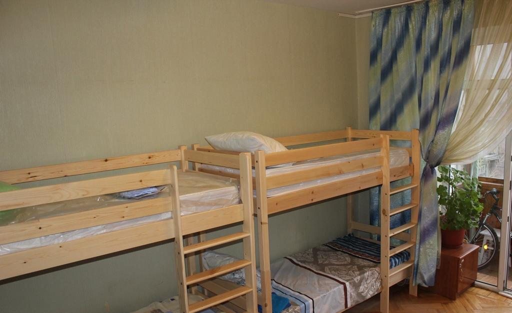 Номер (Верхняя кровать в 6-местном общем номере) хостела Как дома, Волгоград