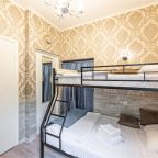 Ширина первого яруса - 120 см, второго яруса 80 см.