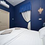 Номер Ночь: столики, бра, вешалки, пуфики, зеркало, стеллаж