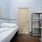 Номер День: столик, бра, вешалка, зеркало, стеллаж, стол.