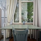 Номер День: столик, бра, вешалка, зеркало, стеллаж, стол.