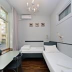 Номер День: столик, бра, вешалка, зеркало, стеллаж, стол.