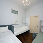 Номер День: столик, бра, вешалка, зеркало, стеллаж, стол.