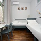 Номер День: столик, бра, вешалка, зеркало, стеллаж, стол.