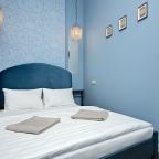 Морозное утро: бра, вешалка, зеркало, стол, стул.