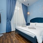 Морозное утро: бра, вешалка, зеркало, стол, стул.