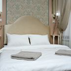 Пушкин: бра, вешалка, зеркало, стол, стул.