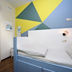 Парус: бра, вешалка, зеркало, стол, стул, пуфик, комод.