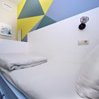 Парус: бра, вешалка, зеркало, стол, стул, пуфик, комод.