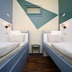 Парус: бра, вешалка, зеркало, стол, стул, пуфик, комод.