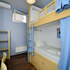 В номере: бра, вешалка, зеркало, шкаф, стол, стул.