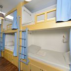 В номере: бра, вешалка, зеркало, шкаф, стол, стул.