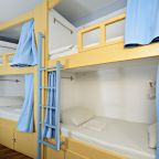 В номере: бра, вешалка, зеркало, шкаф, стол, стул.