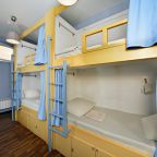 В номере: бра, вешалка, зеркало, шкаф, стол, стул.