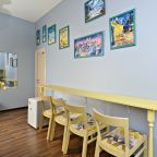 В номере: бра, вешалка, зеркало, шкаф, стол, стул.