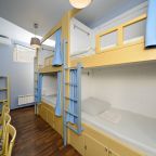 В номере: бра, вешалка, зеркало, шкаф, стол, стул.