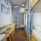 В номере: бра, вешалка, зеркало, шкаф, стол, стул.