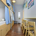 В номере: бра, вешалка, зеркало, шкаф, стол, стул.