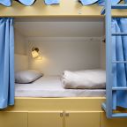 В номере: бра, вешалка, зеркало, стеллаж.