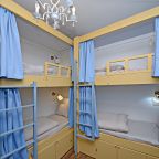 В номере: бра, вешалка, зеркало, стеллаж.