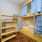 В номере: бра, вешалка, зеркало, стеллаж.