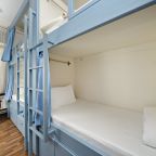 В номере: бра, вешалка, зеркало, стеллаж, шкаф.