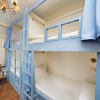 В номере: бра, вешалка, зеркало, стеллаж, шкаф.