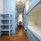 В номере: бра, вешалка, зеркало, стеллаж, шкаф.