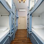 В номере: бра, вешалка, зеркало, стеллаж, шкаф.