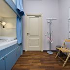 В номере: бра, вешалка, зеркало, стеллаж, шкаф.