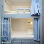 В номере: бра, вешалка, зеркало, стеллаж, шкаф.