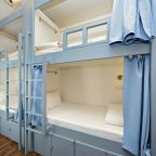 В номере: бра, вешалка, зеркало, стеллаж, шкаф.