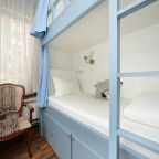 В номере: бра, вешалка, зеркало, стеллаж, шкаф.