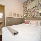 Нежность: бра, вешалка, зеркало, стул, стеллаж, В/К.