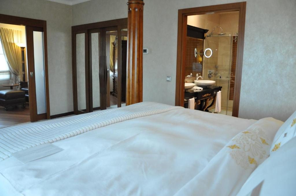Двухместный (Улучшенный люкс с кроватью размера «king-size») отеля Mövenpick Hotel Izmir, Измир