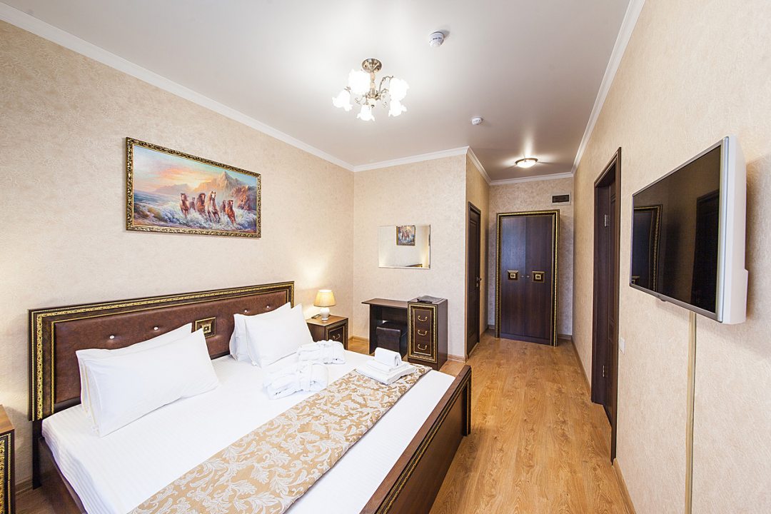 Полулюкс (Двухместный двухкомнатный с двухспальной кроватью и доп-ое  место) гостевого дома Арго, Краснодар