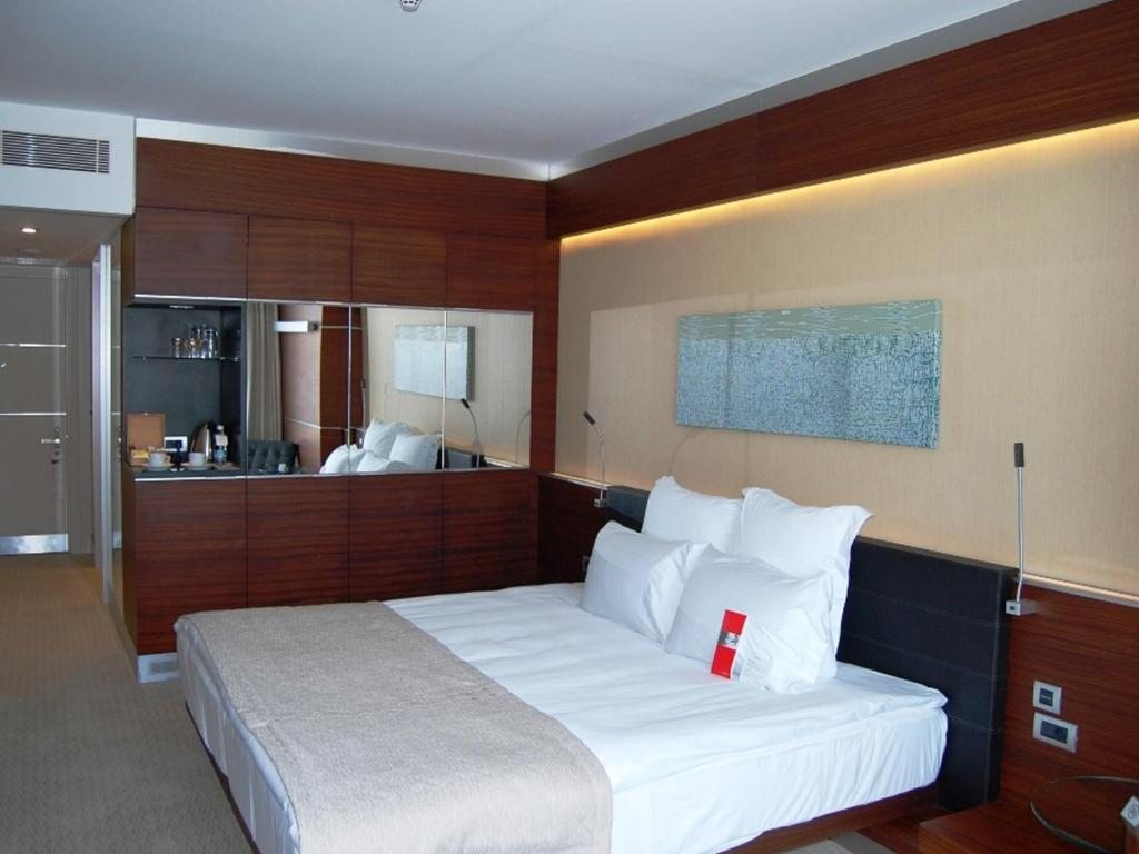 Двухместный (Классический номер «Швейцарский» с кроватью размера «king-size» и видом на город) отеля Swissôtel Grand Efes Izmir, Измир