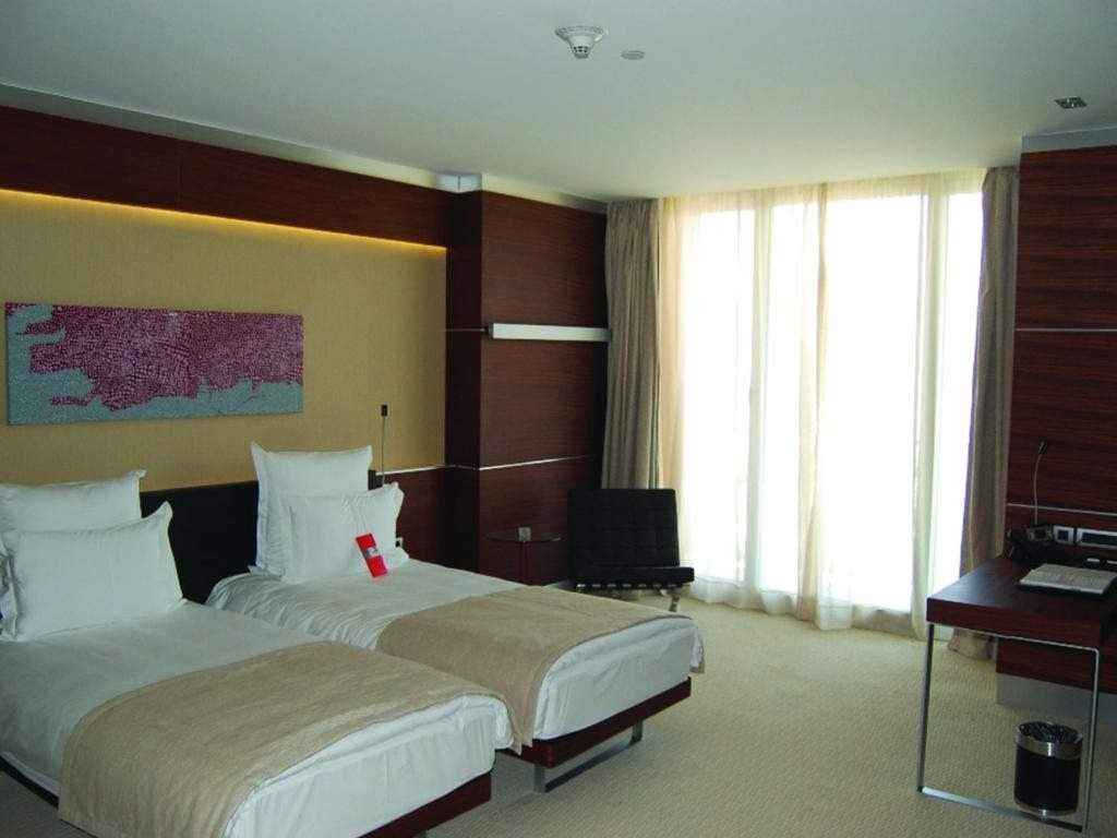 Двухместный (Классический двухместный номер «Швейцарский» с 2 отдельными кроватями и видом на город) отеля Swissôtel Grand Efes Izmir, Измир