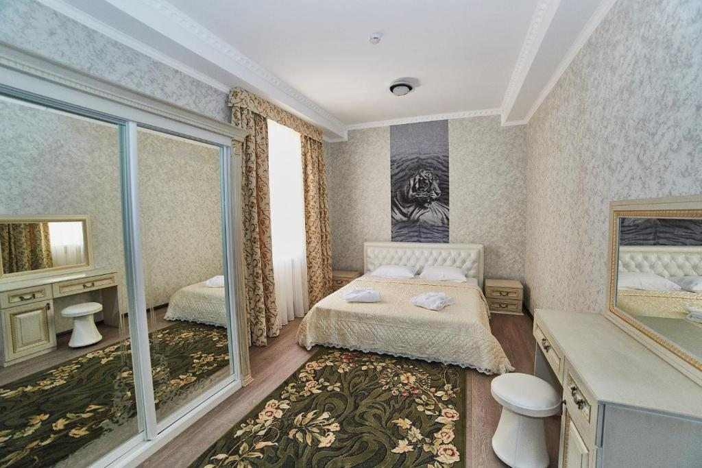 Люкс (двухкомнатный, семейный 202) гостевого дома Rest-Exclusive, Кисловодск