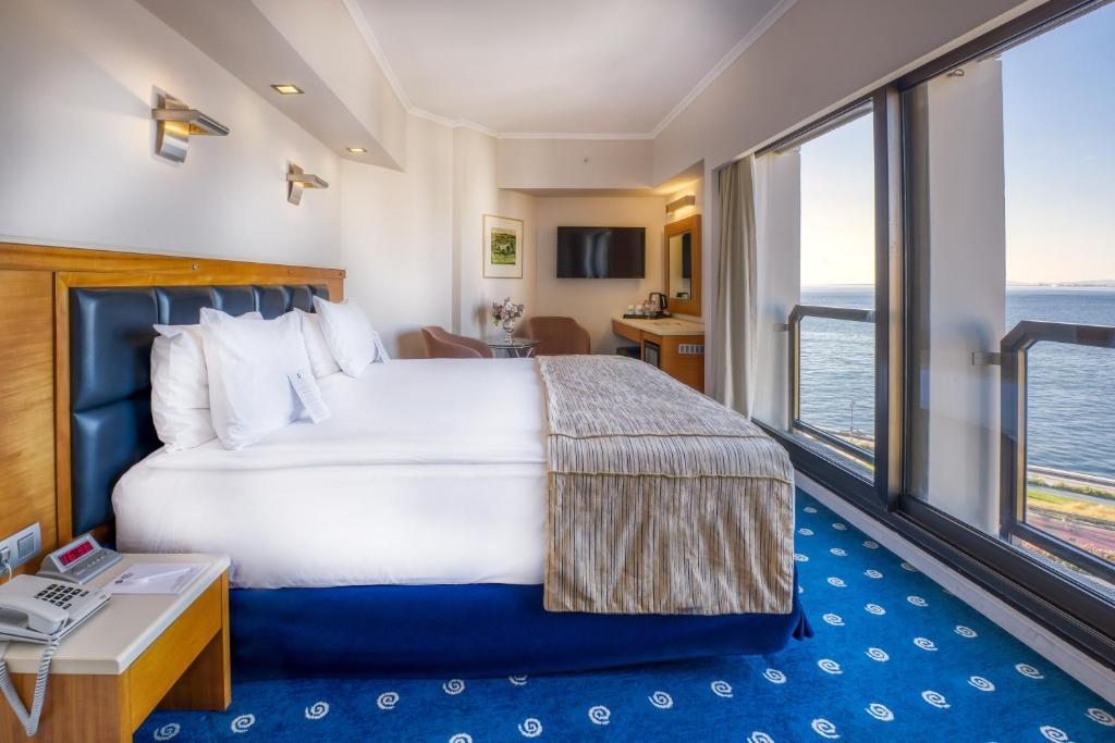 Двухместный (Номер с кроватью размера «king-size» и гидромассажной ванной, вид на море) отеля Best Western Plus Hotel Konak, Измир