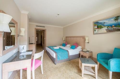 Семейный (Семейный номер с двухъярусной кроватью) курортного отеля Crystal De Luxe Resort & Spa, Кемер
