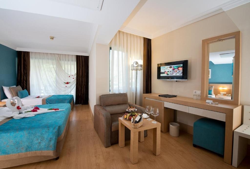 Двухместный (Стандартный двухместный номер с 1 кроватью или 2 отдельными кроватями (для 2 взрослых и 2 детей до 14 лет)) курортного отеля Limak Limra, Кемер