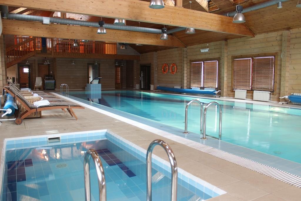 Бассейн с постепенным увеличением глубины, Загородный отель Tseleevo Club & Resort