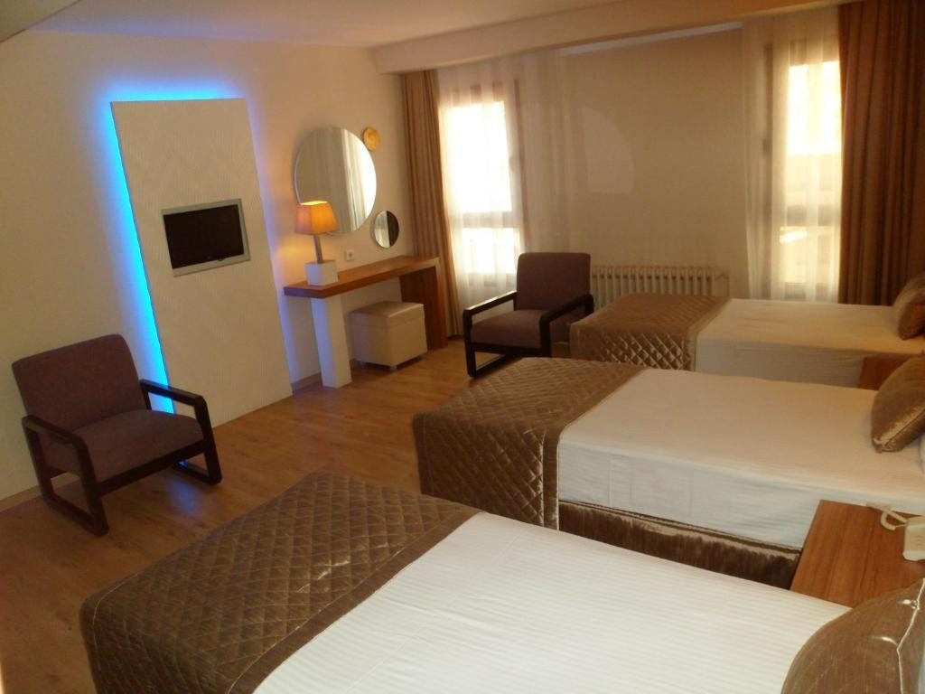 Четырехместный (Четырехместный номер) отеля Hotel Baylan Basmane, Измир