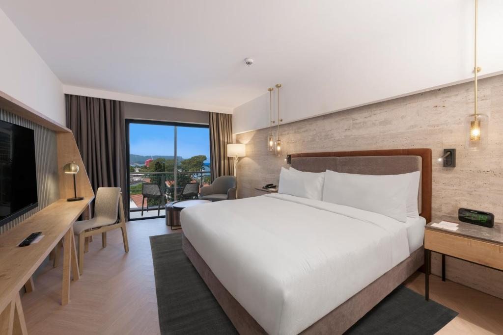 Двухместный (Номер с кроватью размера «king-size» — Подходит для гостей с ограниченными физическими возможностями) курортного отеля DoubleTree By Hilton Antalya-Kemer, Кемер