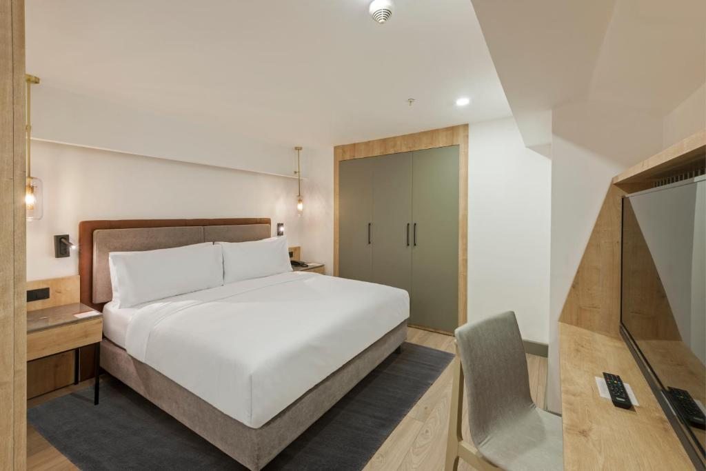 Сьюит (Двухуровневый семейный люкс с кроватью размера «king-size») курортного отеля DoubleTree By Hilton Antalya-Kemer, Кемер